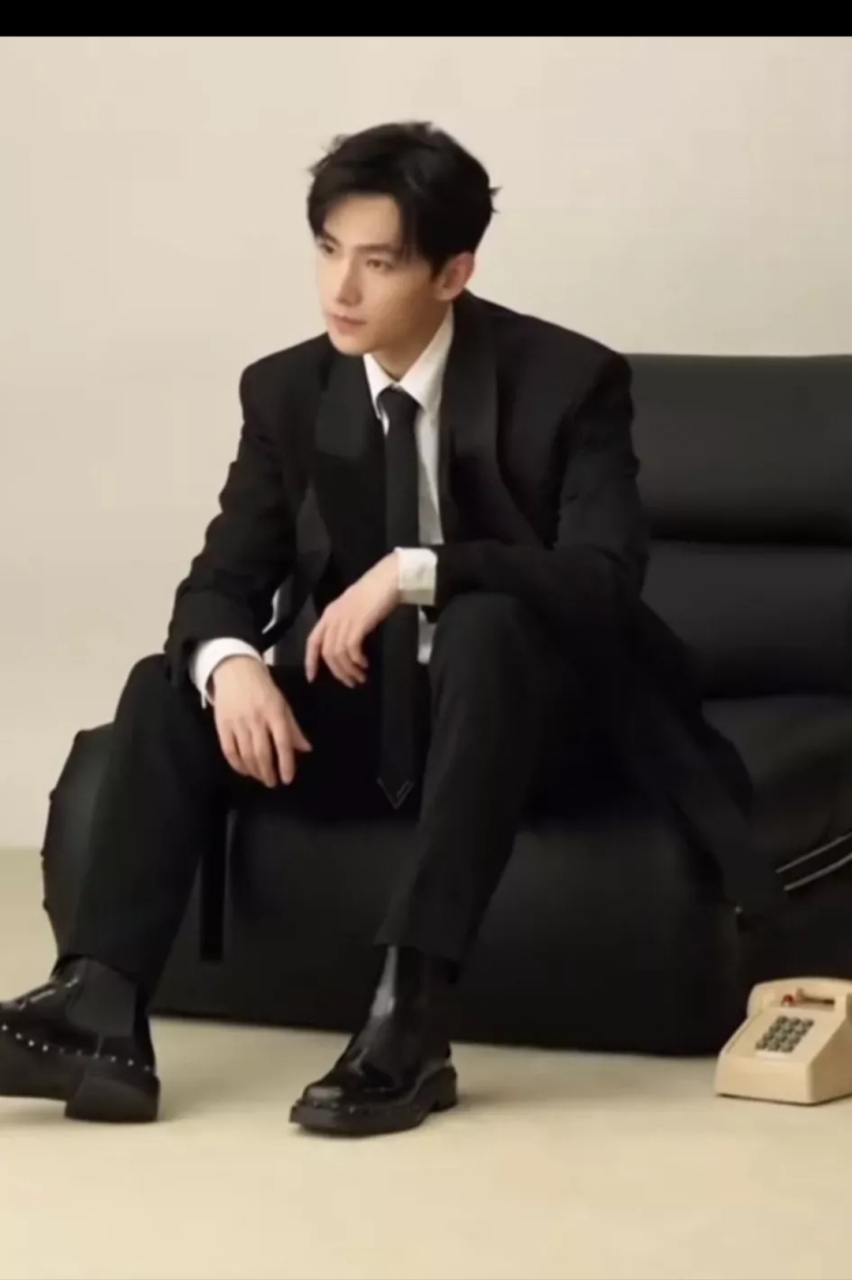 他穿着西装平底皮鞋来反击了,杨洋这次的广告大片特意给了鞋子特写