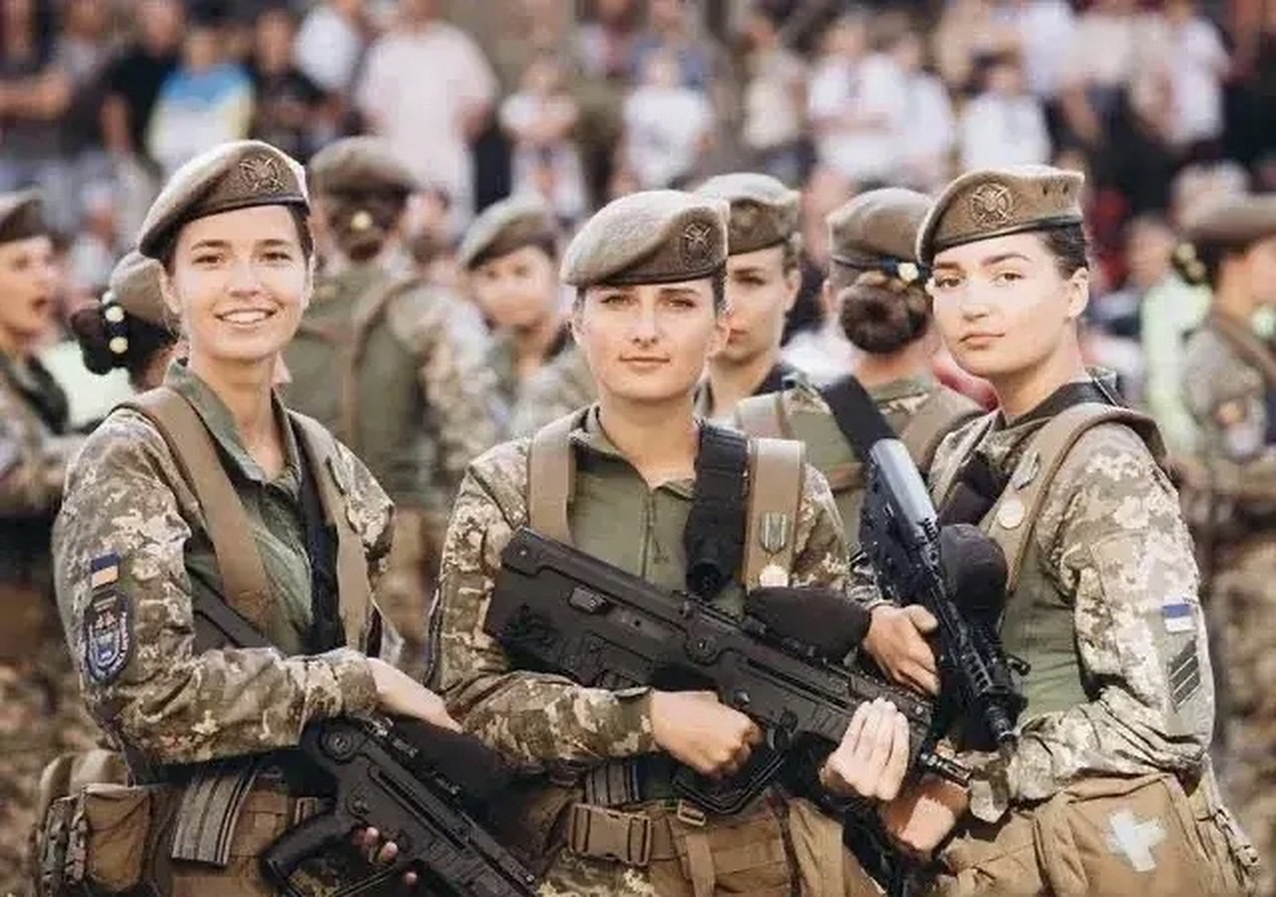 一堆乌克兰女兵的阵亡尸体被堆放在一起,血肉模糊,让人看完后惨不忍睹