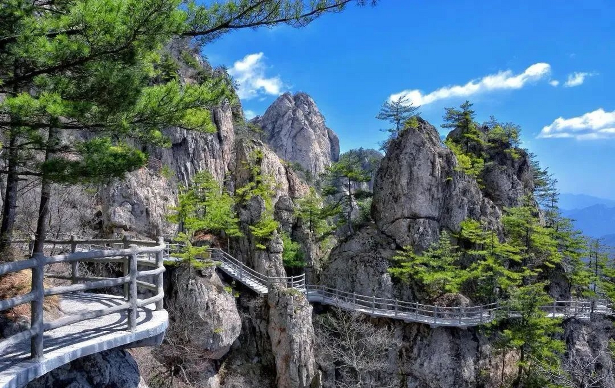 河南省洛阳市栾川县城南3公里处有一座老君山,它的原名为景室山,是