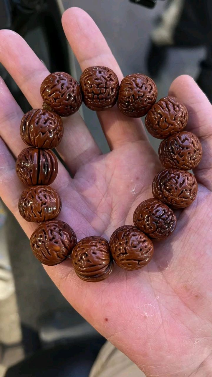 昨天晚上遛弯,在马路中间偶遇一条手串!(桃核) 本来都过去了,好奇心唆