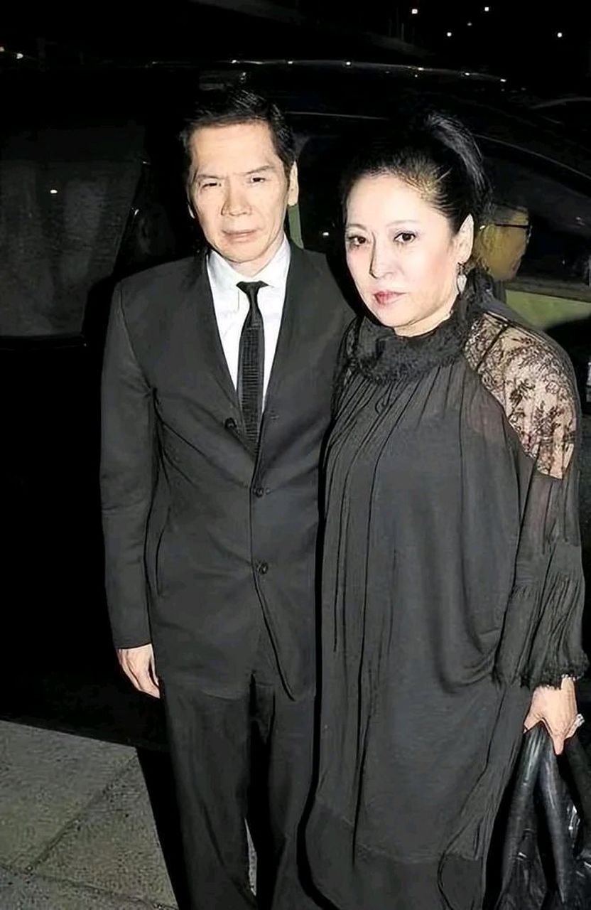 1982年,向华强与陈岚在庙街散步时,突然被一位算命先生叫住:"这位先生