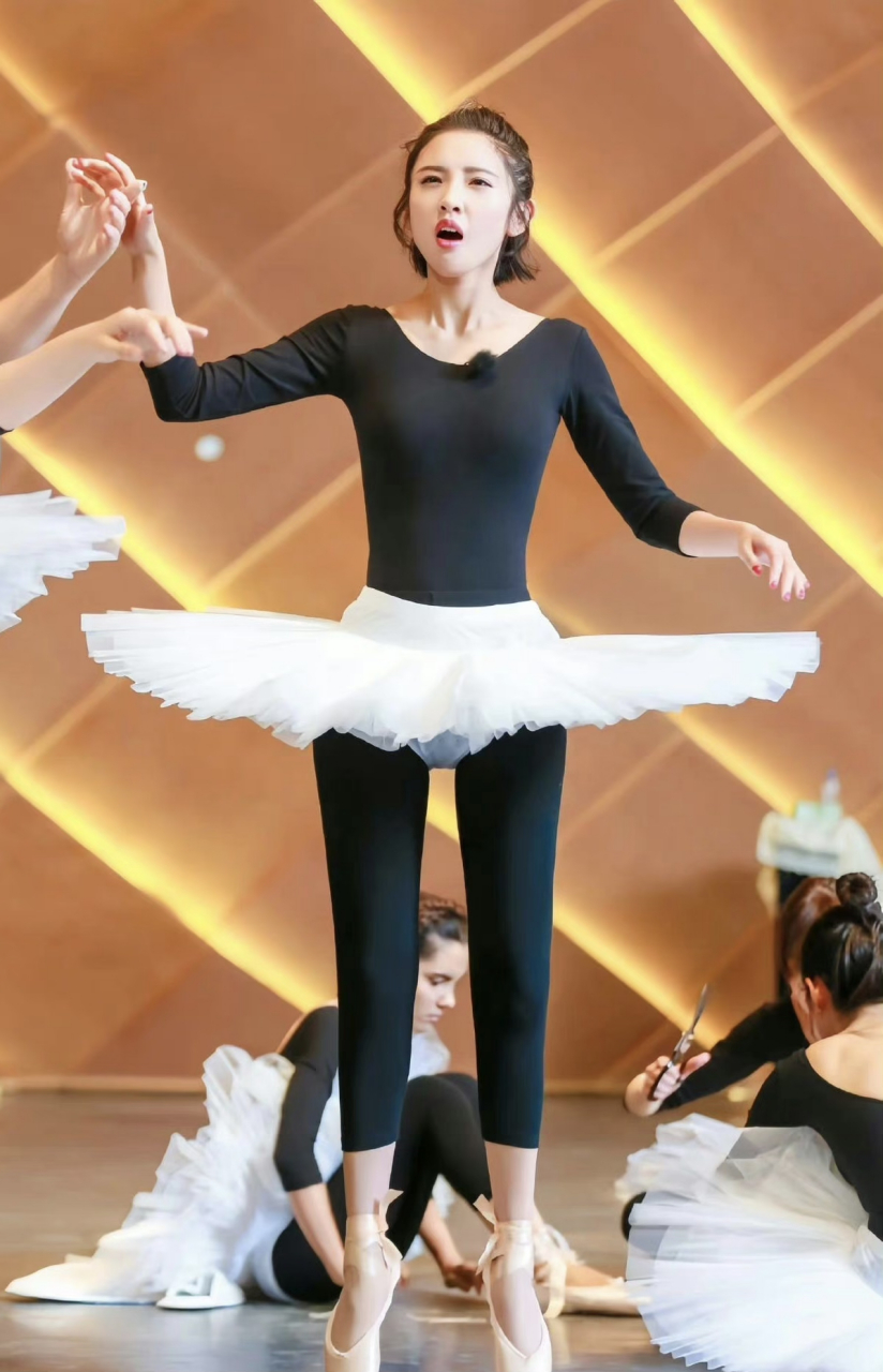 这是真实的吗?唐艺昕这芭蕾腿也太直了吧,都有点不符合人体工学了