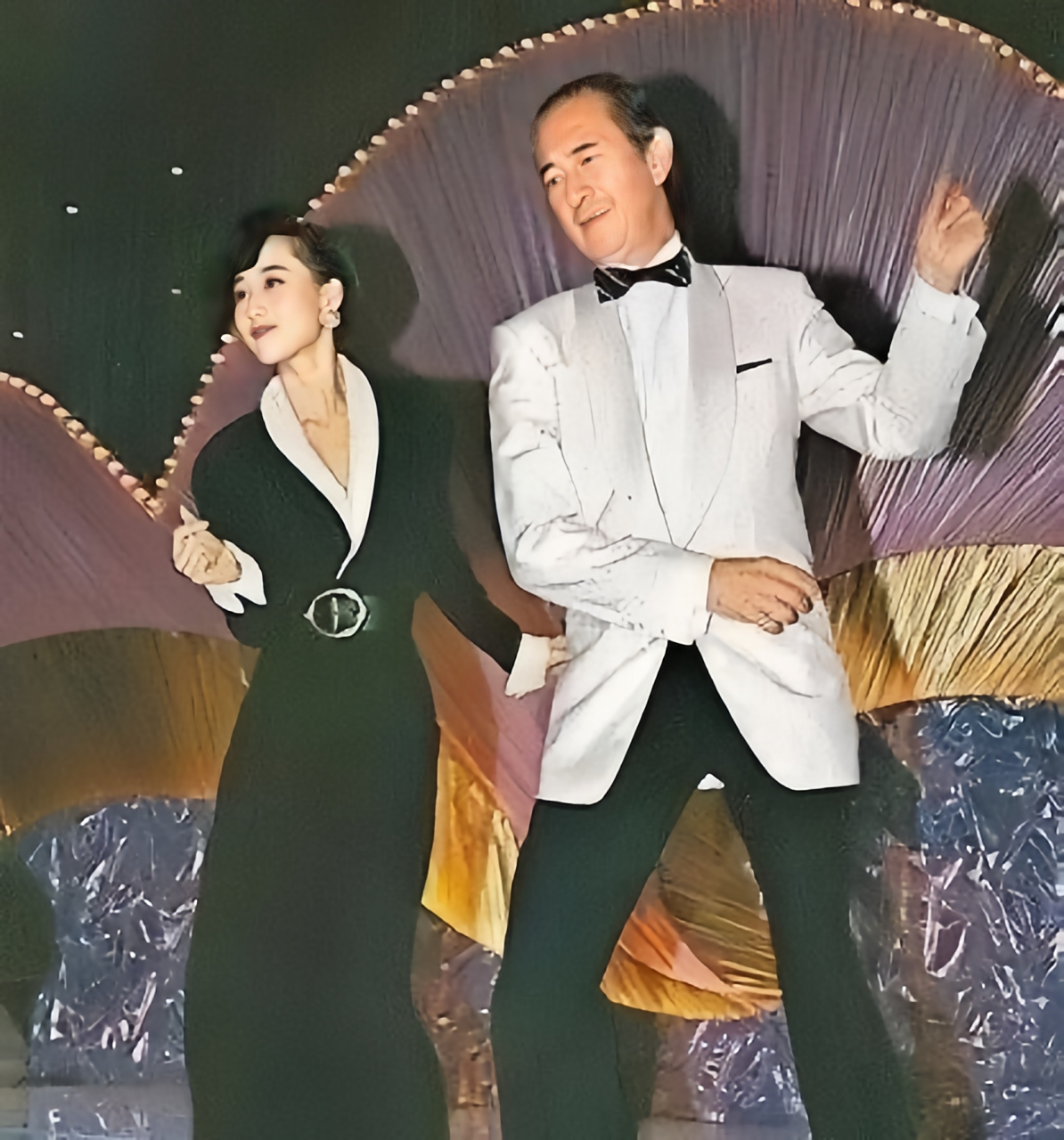 这是赌王何鸿燊与香港演员利智在舞厅翩翩起舞的照片!