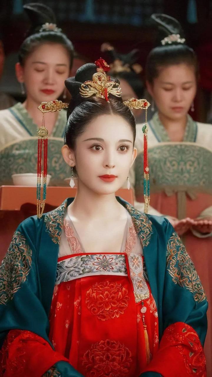 古力娜扎身穿古装汉服,宛如从古代穿越而来的仕女,美丽动人.