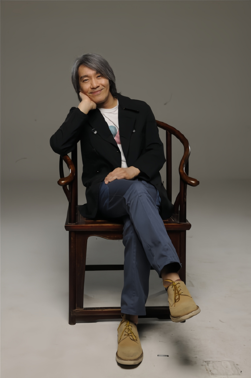 2015年周星驰53岁生日拍摄的以各种姿势坐在圈椅上的照片,尽显喜剧之