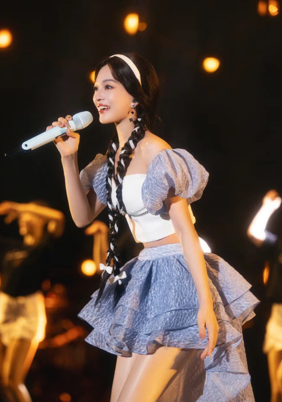 张韶涵寓言演唱会太原站安可造型