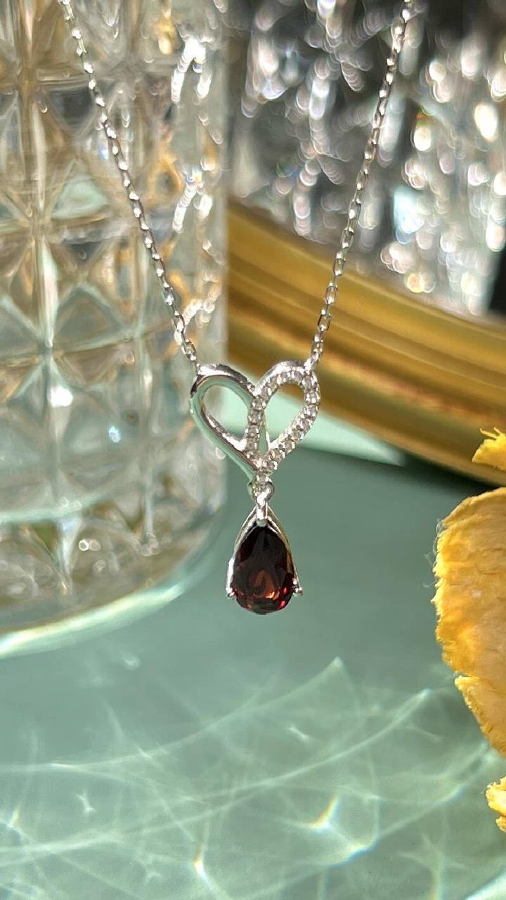 鸽血红石榴石项链