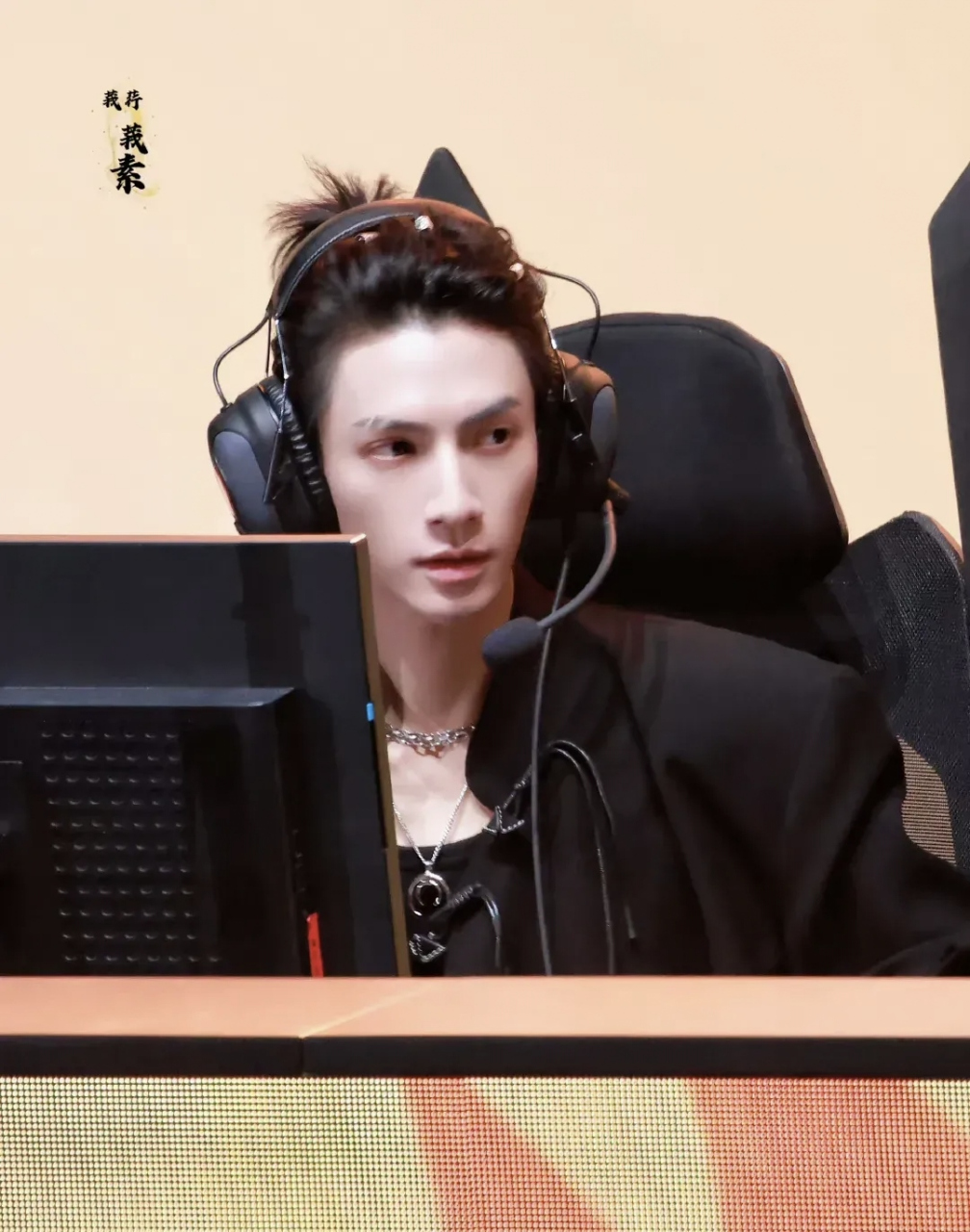 罗云熙的丑照在头条飘一天了,来几张真实一点的洗洗眼睛!