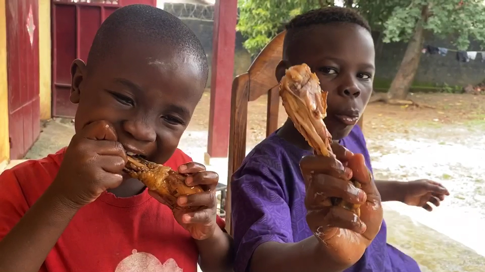 孩子们第一次吃可乐鸡腿,好吃到根本停不下来