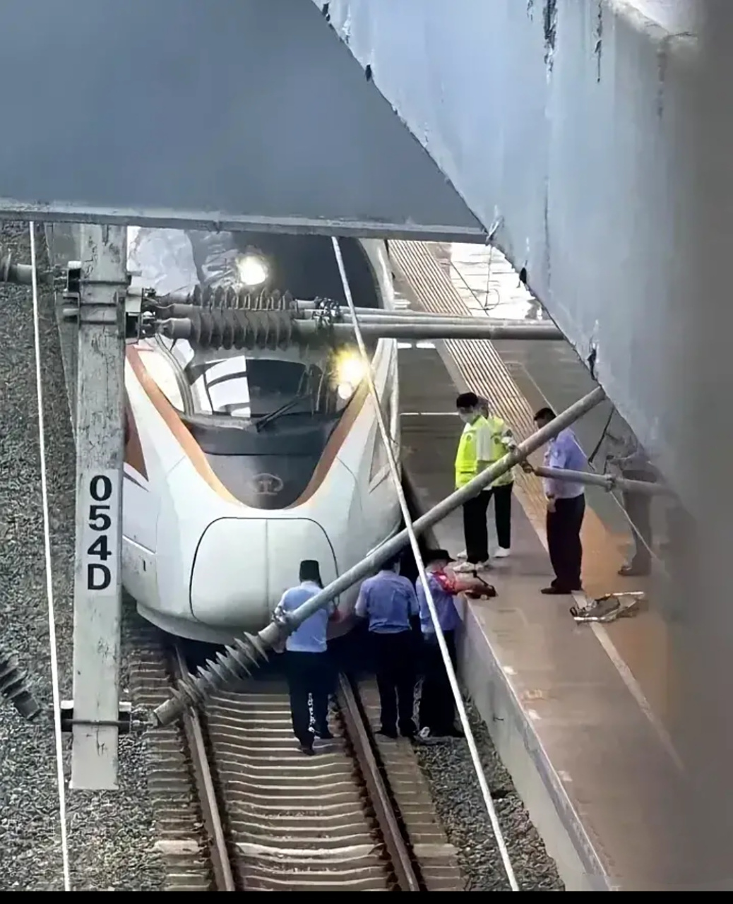 卧轨跳轨,这些词一般听到多是发生在日本.