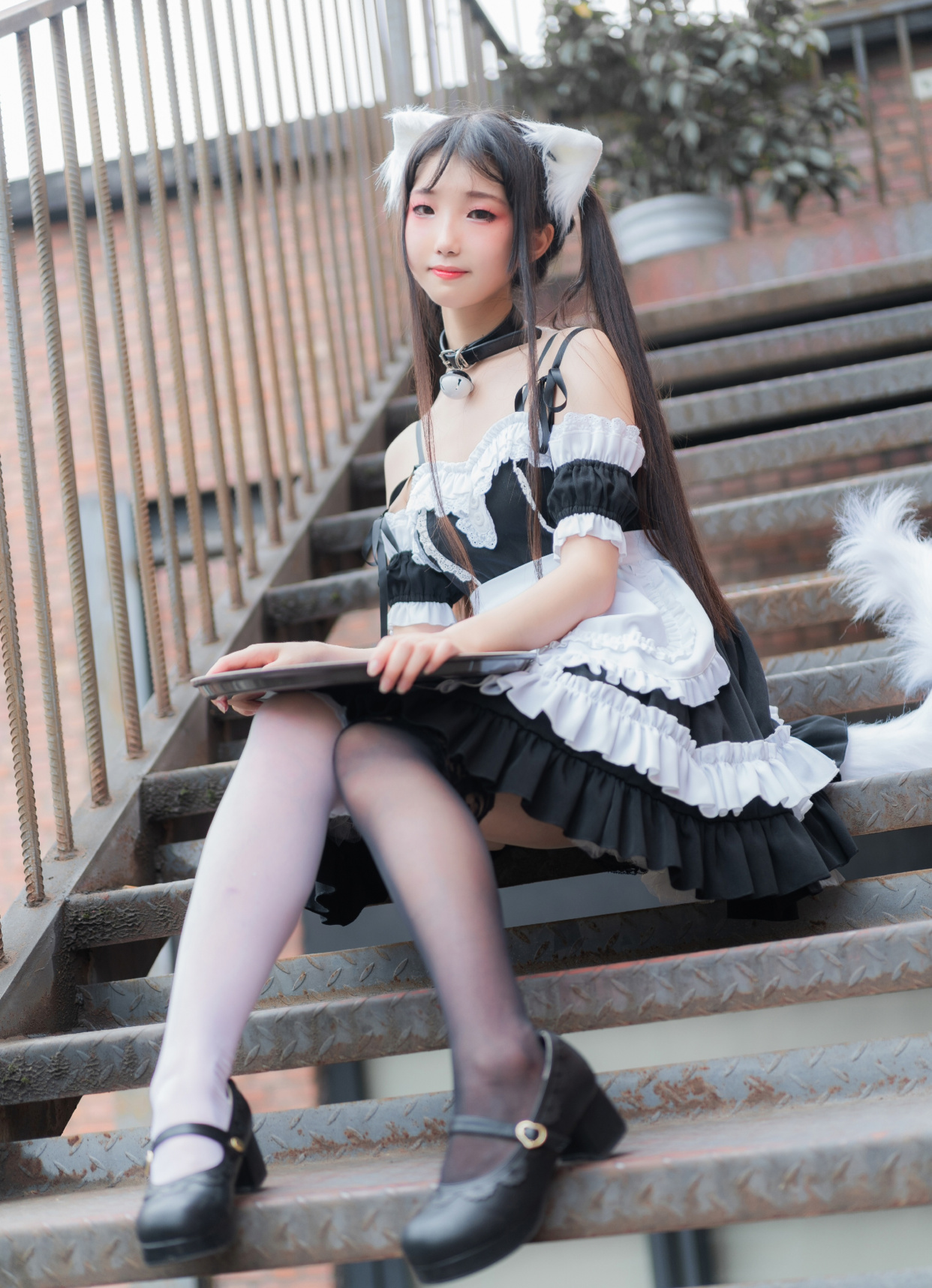 cosplay:穿黑白两色丝袜的猫娘女仆,想撸一把她屁股后面的白尾巴