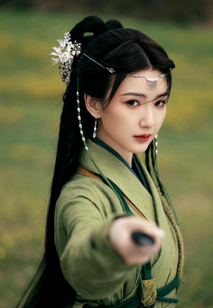 毛晓彤这个寇莲衣装扮比剧里美哎