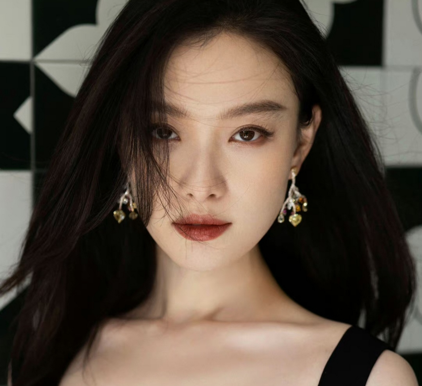 倪妮亮相活动御姐范满满,一袭黑色修身礼服衬托好气质,体型不胖不瘦