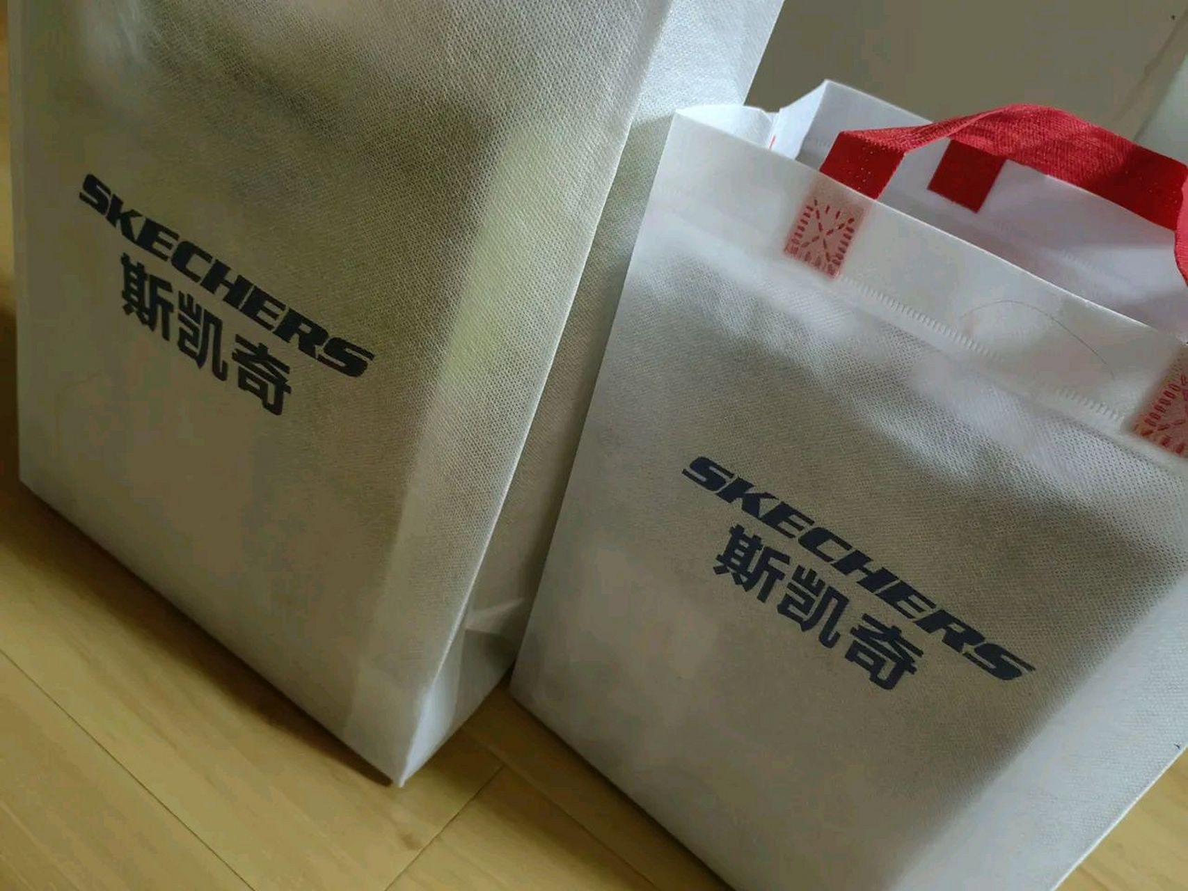 一直听朋友说斯凯奇鞋子款式漂亮,穿着特别舒服.