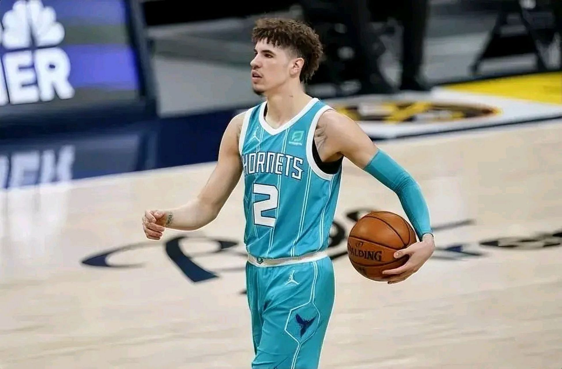 但是,这次黄蜂icon官宣续约拉梅洛鲍尔的事件还揭露了另外三个可笑的