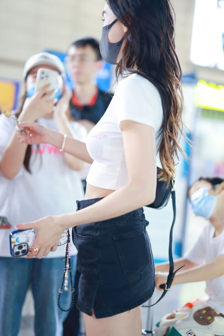 angelababy在机场街拍中展示了一身时尚的黑白夏日穿搭.