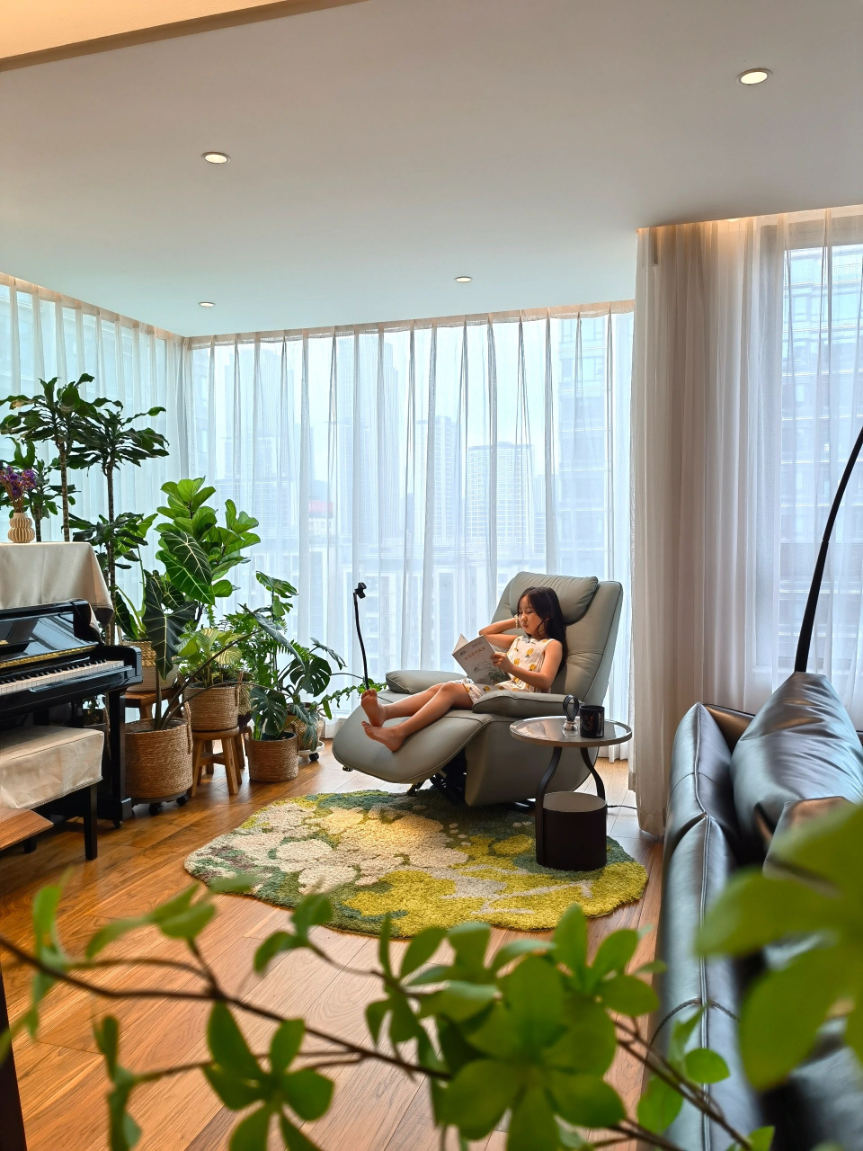 午饭后的慵懒时光,窝在沙发上带娃看书.