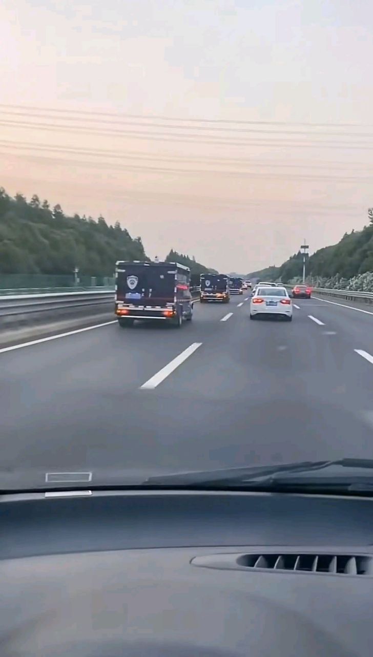 網友路上偶遇高考試卷押運車 高考試卷已經開始配送,警車全程保駕護航