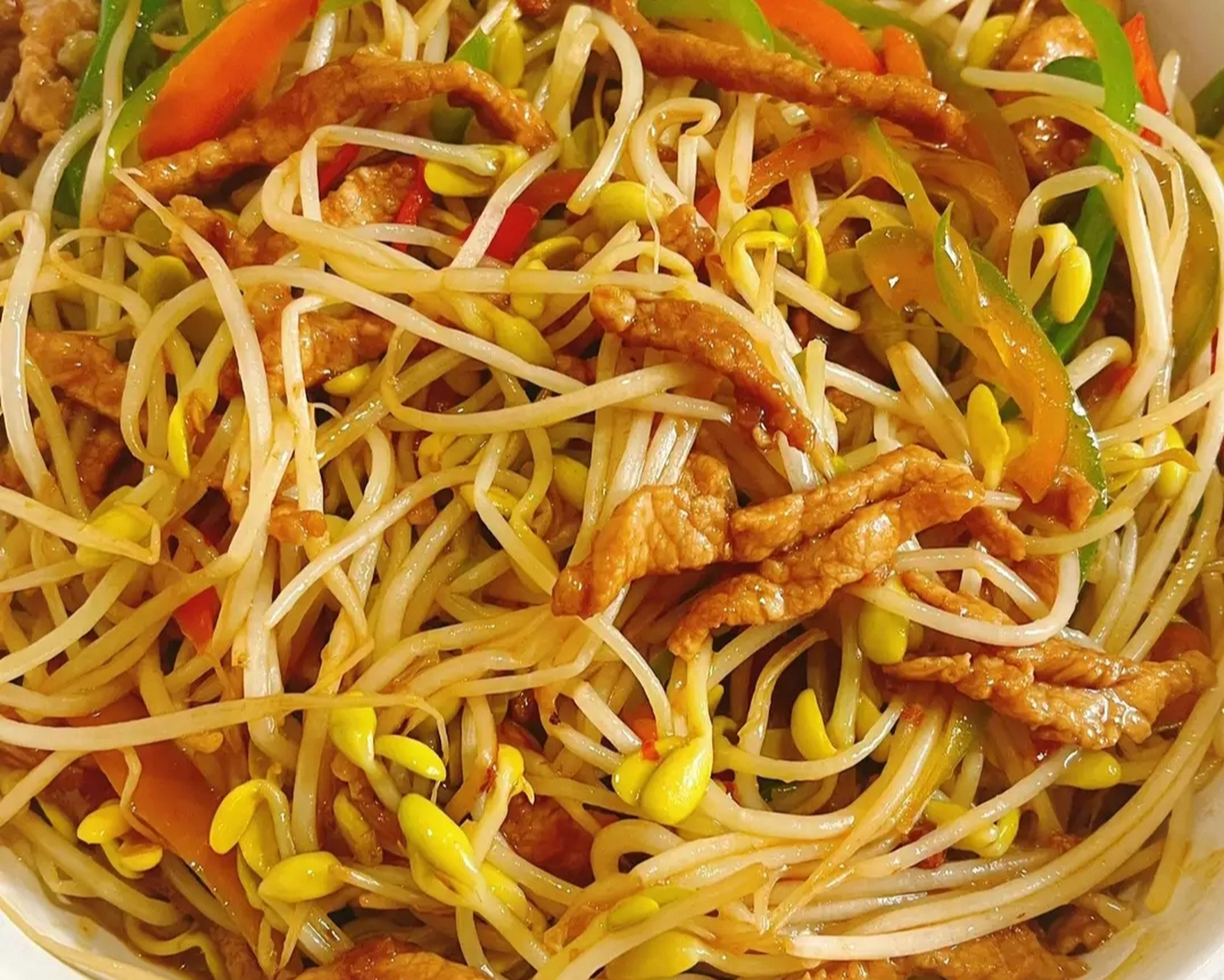 我的美食分享#  豆芽炒肉丝  食材:豆芽,青椒丝,红椒丝,猪肉丝  秩忖