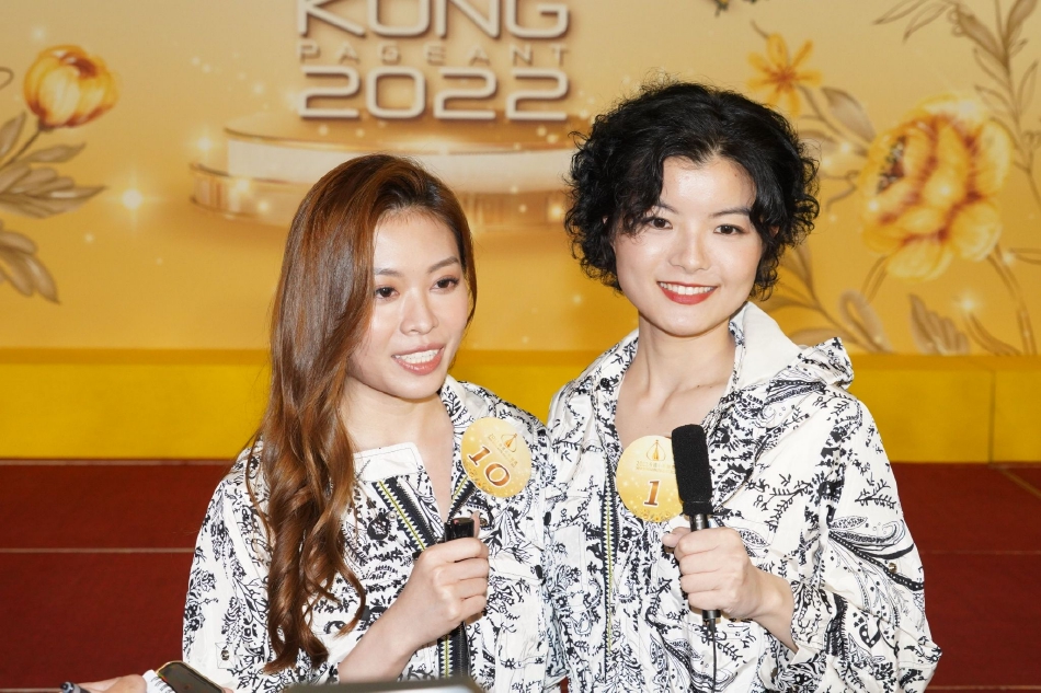 组图：2022港姐佳丽首度泳装亮相 对镜摆姿势展露曼妙身姿第6张图片