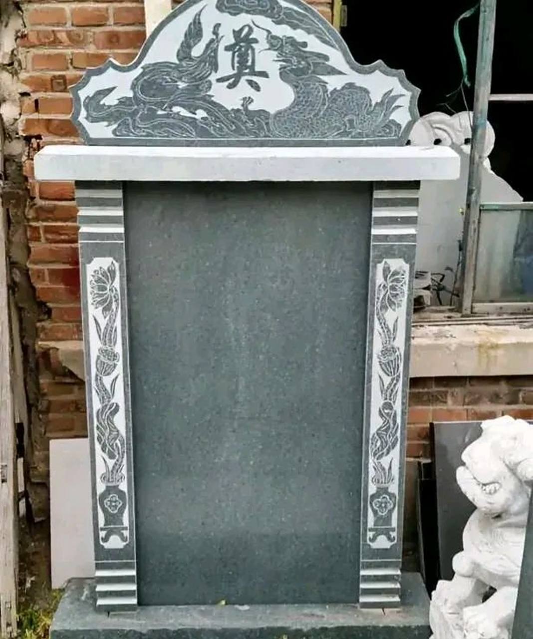 我外婆的坟立碑,三个舅舅坚持碑上不刻女子的名字,我妈和小姨坚决不