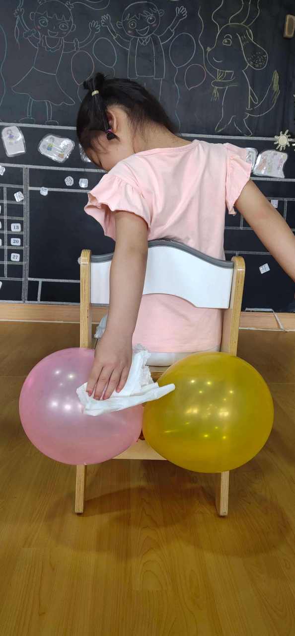 教幼儿擦屁股要从前往后擦,以免粪便中的细菌污染尿道.