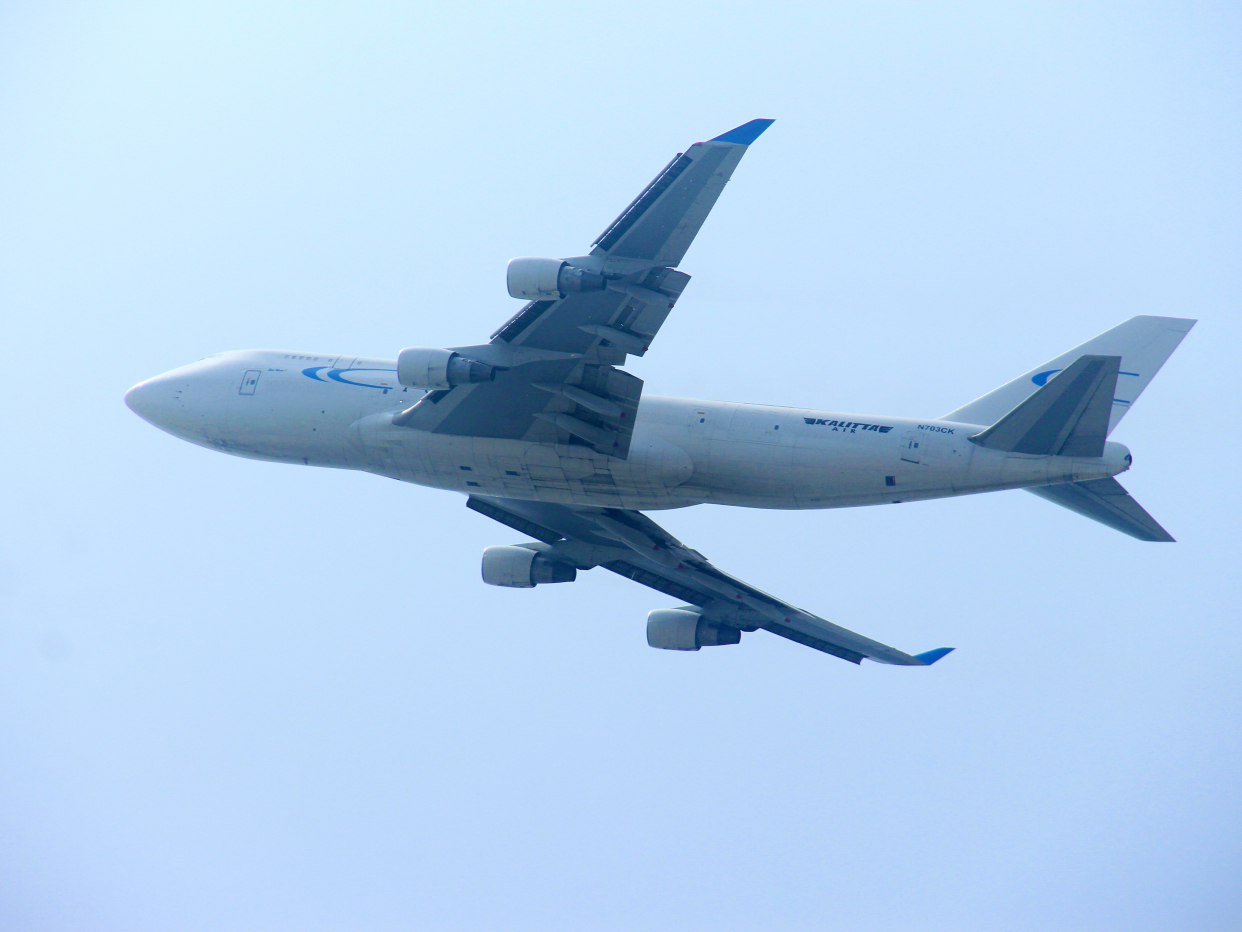 抓拍空中翱翔的大飞机