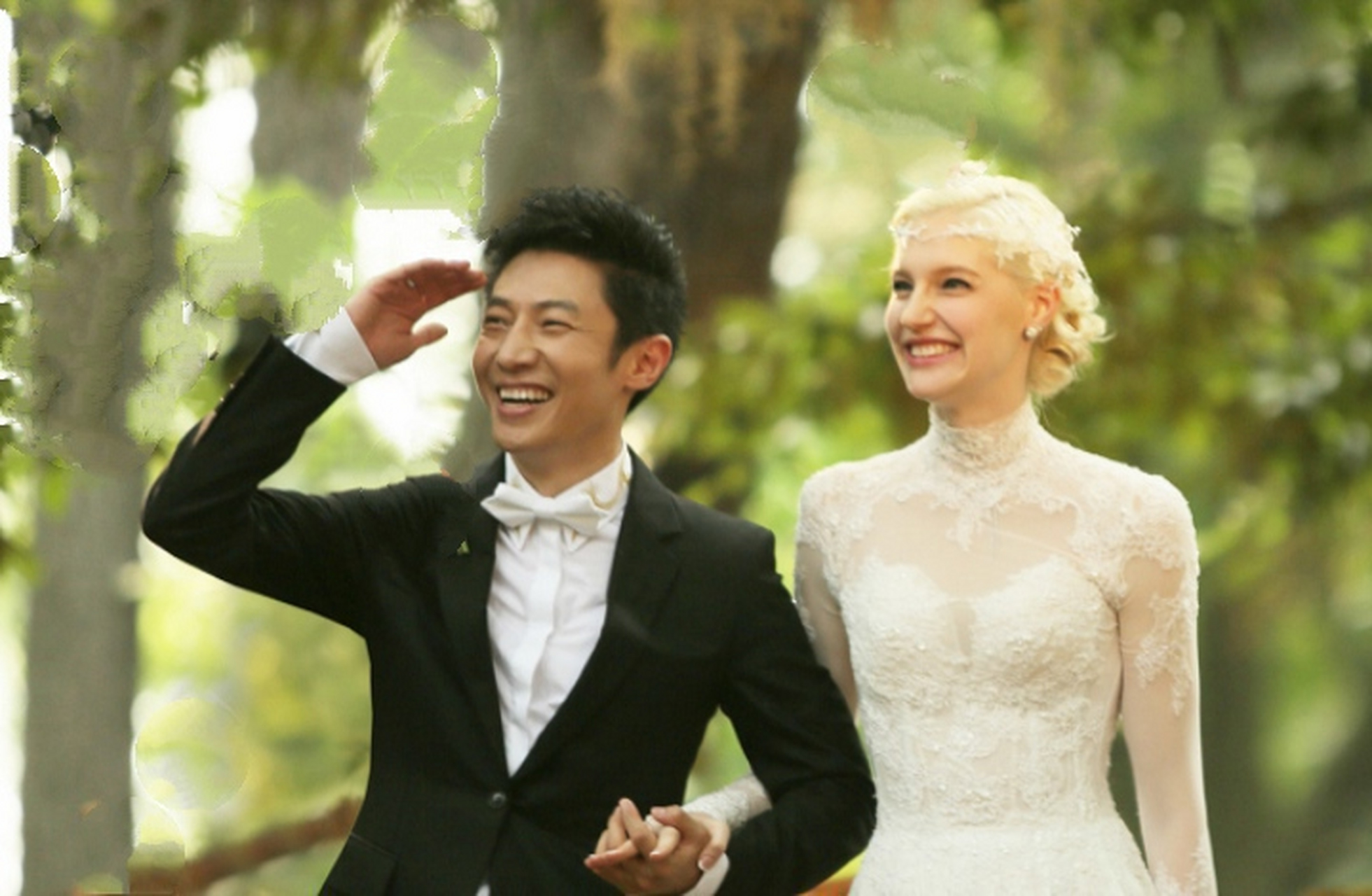 撒贝宁和妻子李白公园合影,幸福无比,李白身材高挑,气质高贵;相貌出众