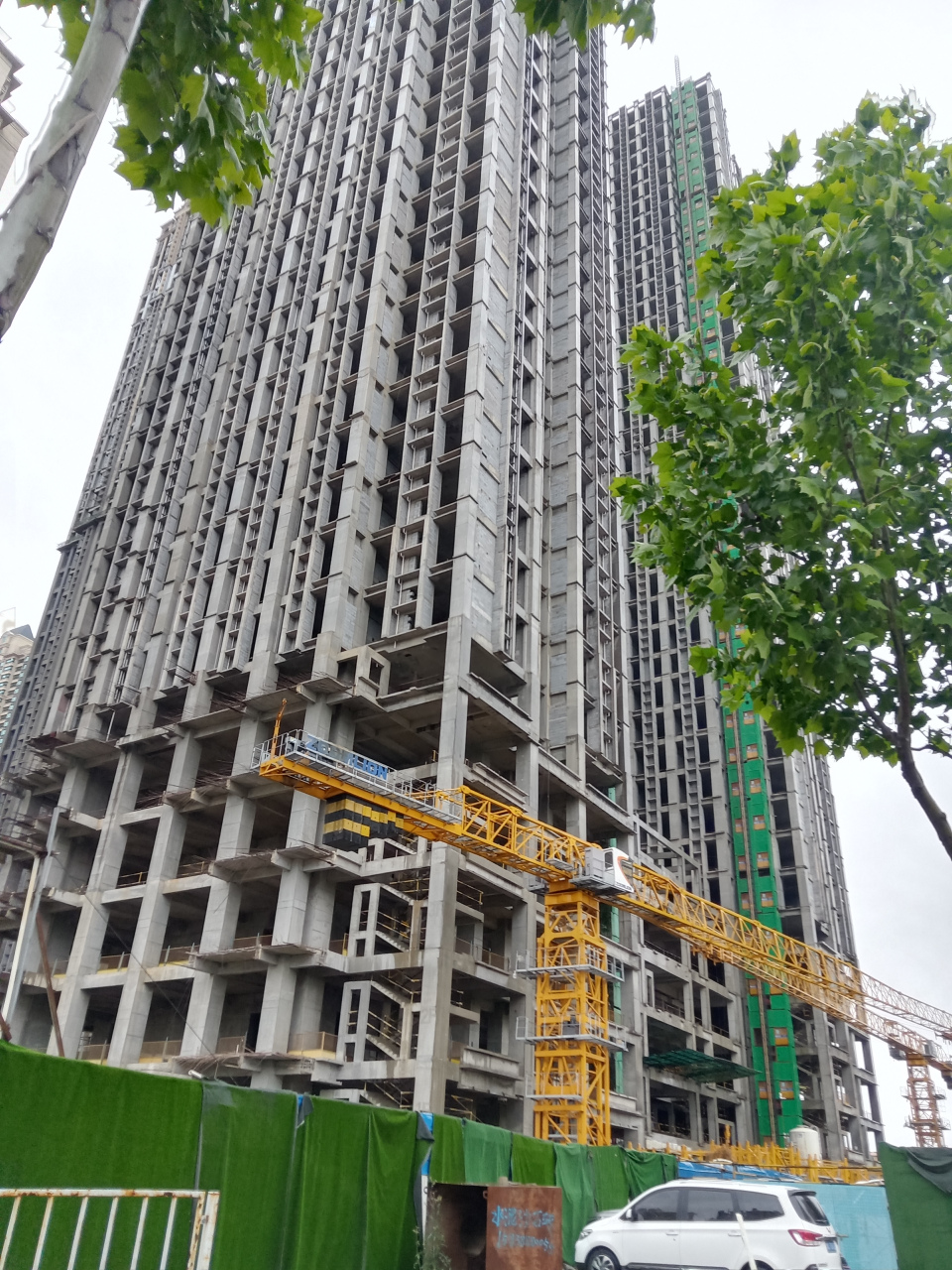 洛阳最大的小区,恒大绿洲,超高层,估计也是洛阳最高的小区了.