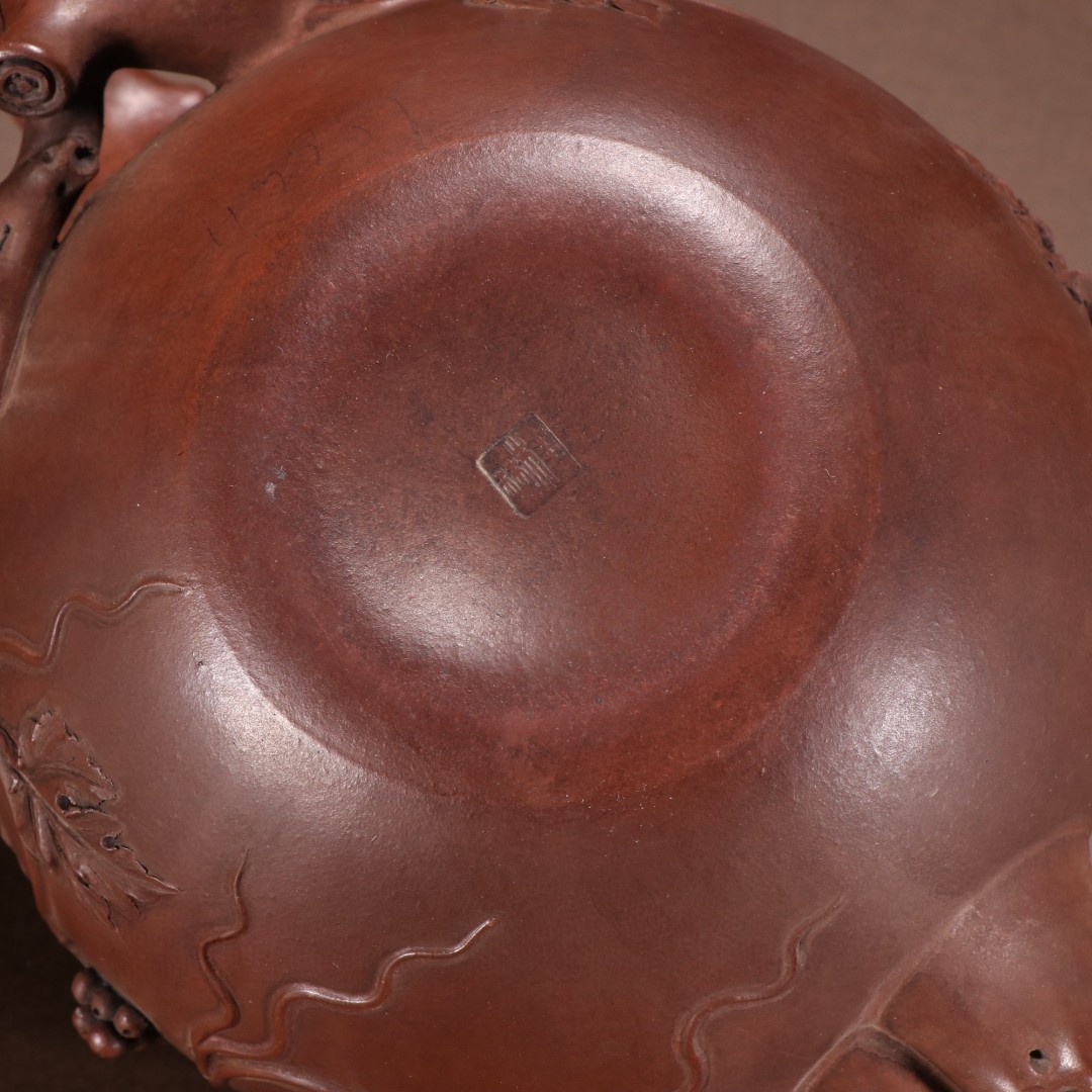 旧藏 桂林款 紫砂堆雕松鼠葡萄纹壶