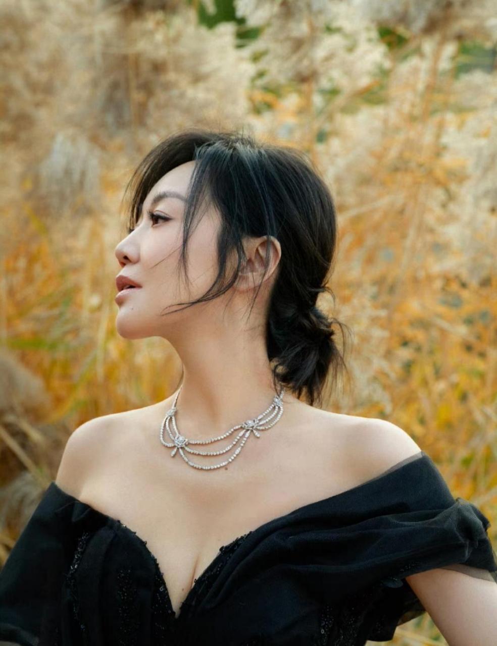 闫妮是一位性感优雅的人间尤物,她的美貌和魅力令人无法抗拒.