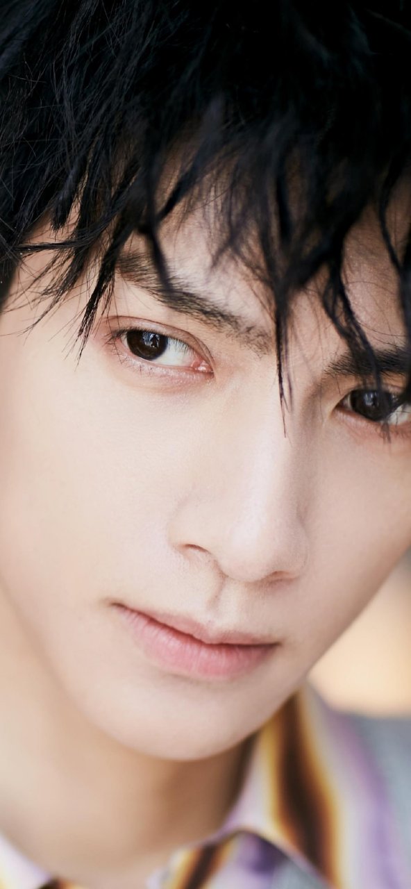 真正的帅哥才能承受住怼脸拍的照片,罗云熙就是如此,这么近距离的