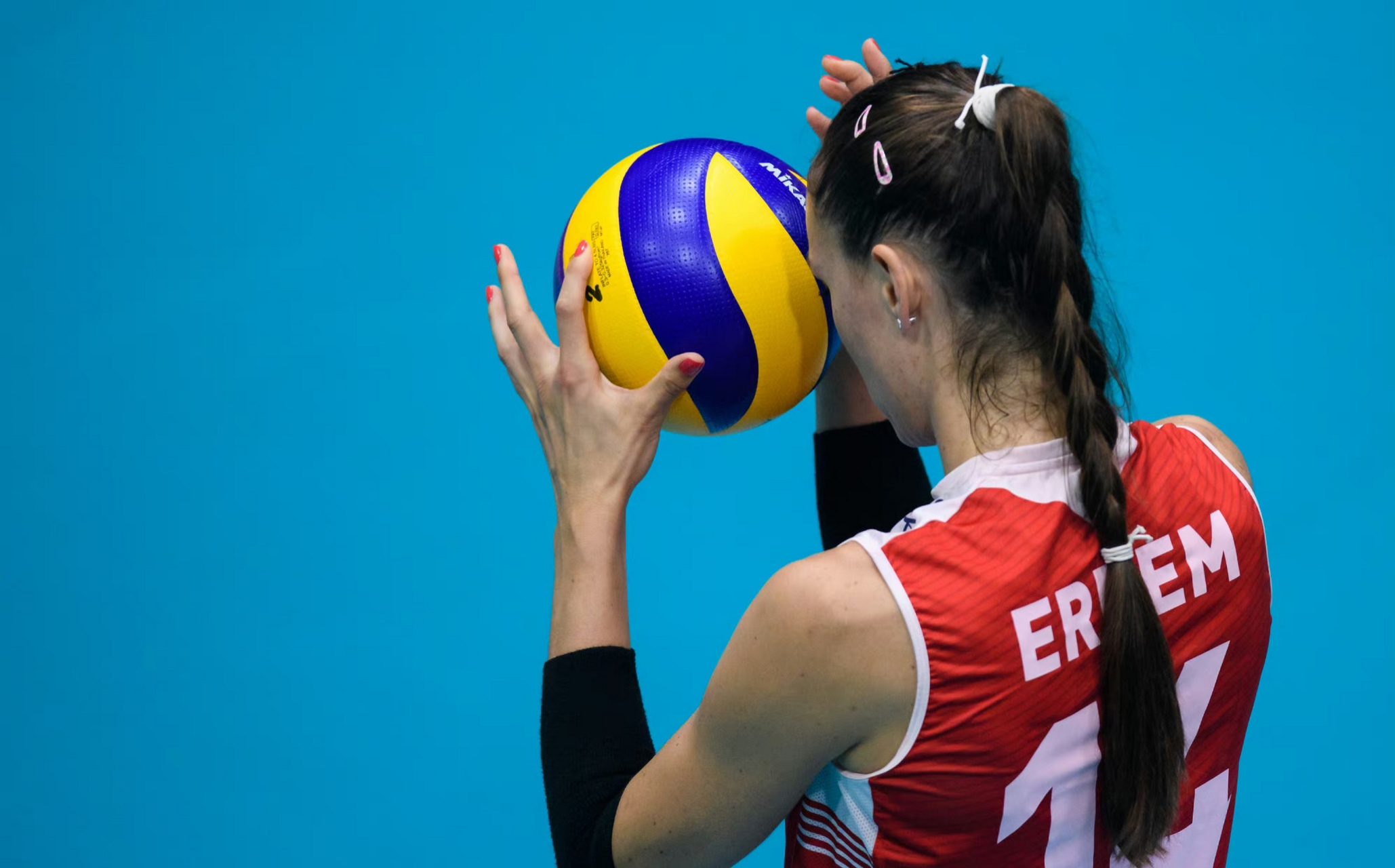 排球运动员的专属发球动作趣谈  排球运动员,基本都有一套专属于自己