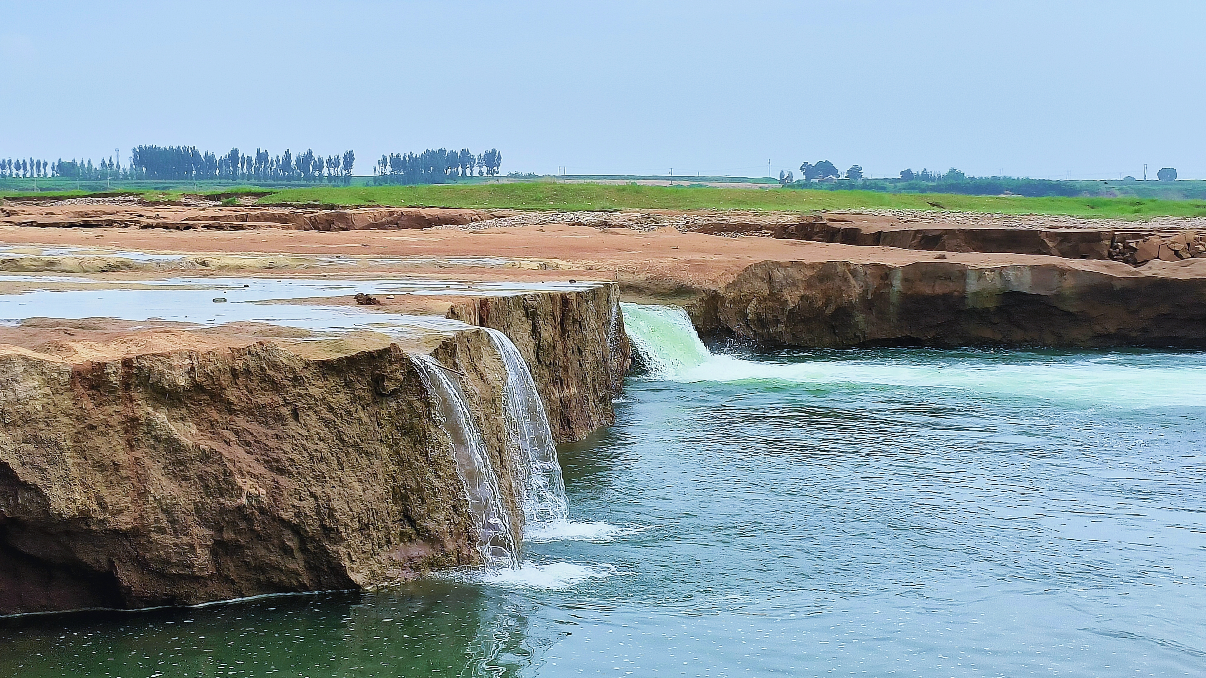 邢台青山白马河,酷似塞外草原,又如水中雅丹