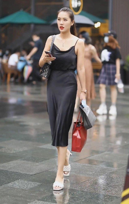 气质辣妈,黑色系吊带长裙彰显独特魅力,高挑又知性