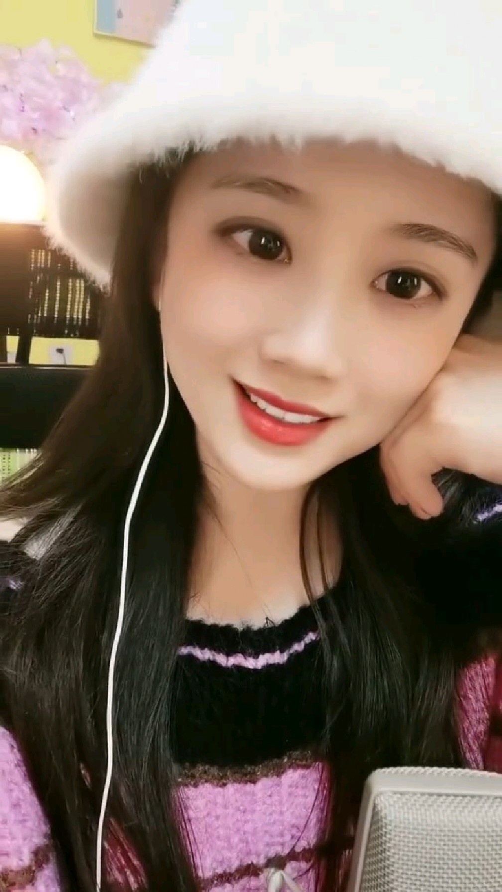 好精致的美女,一双水灵灵的大眼睛真迷人!