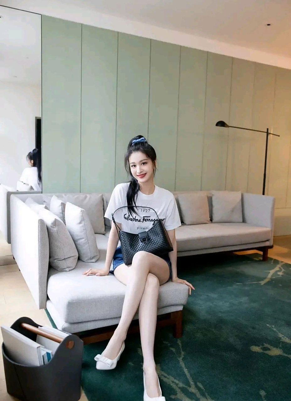 王楚然身穿白色上衣搭配牛仔短裤,扎着高马尾,青春靓丽,元气满满,简直