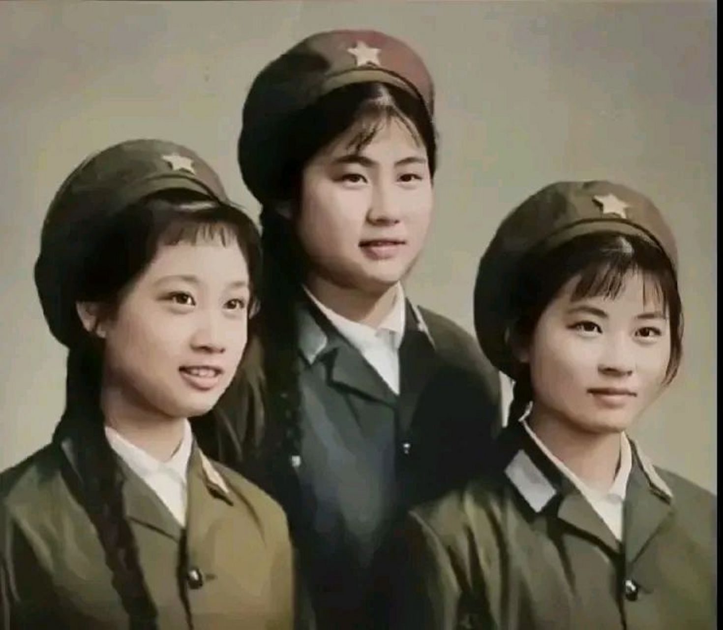 70年代,三个年轻的女兵的合影,她们有着明亮的眼睛,粉红的笑脸,漂亮极