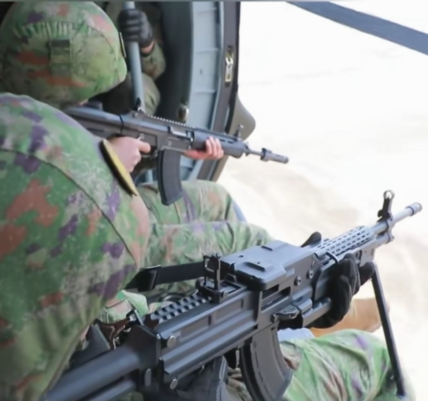 凡事应重质不重量,任你多支枪械,也不如一挺舱门机枪泼撒的弹雨来得