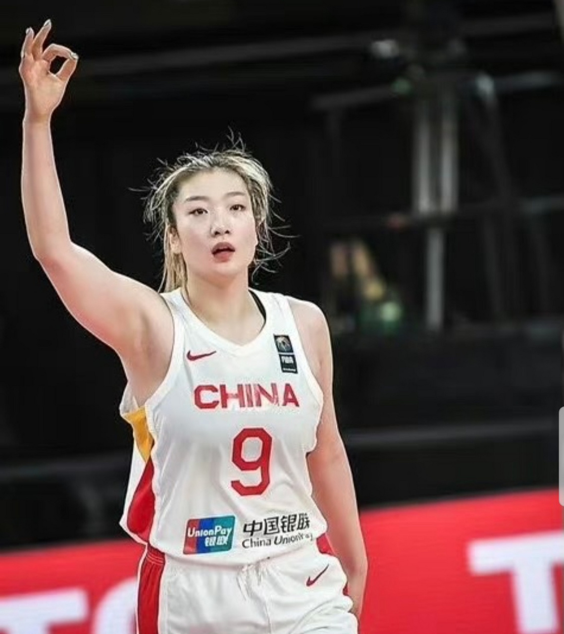 女篮勇夺亚洲杯冠军,两名球员高水平发挥是赢下顺利关键人物:  ⒈李梦