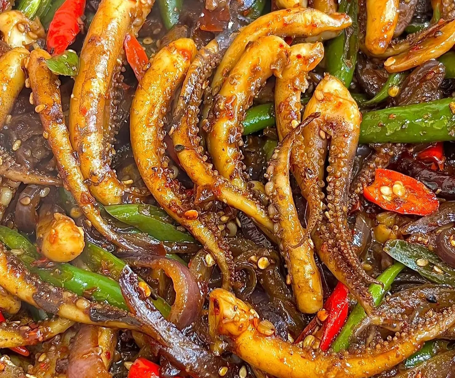 我的美食分享#  爆炒香辣鱿鱼须  食材:鱿鱼须,洋葱,青红辣椒,姜蒜