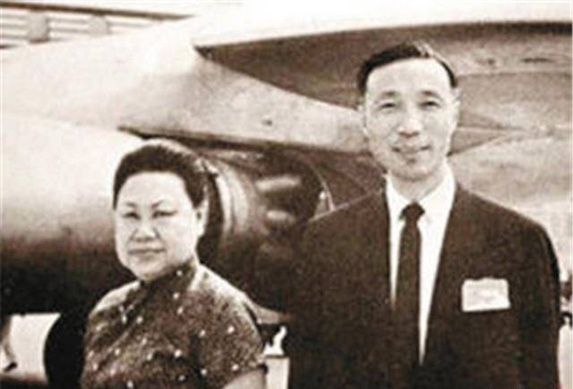 1960年,邵逸夫和第一任妻子黄美珍亲密合影.