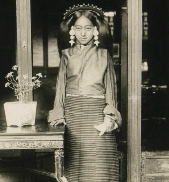 老照片:西藏贵族女人,独特的高原之美,美艳锡金王后楚楚动人