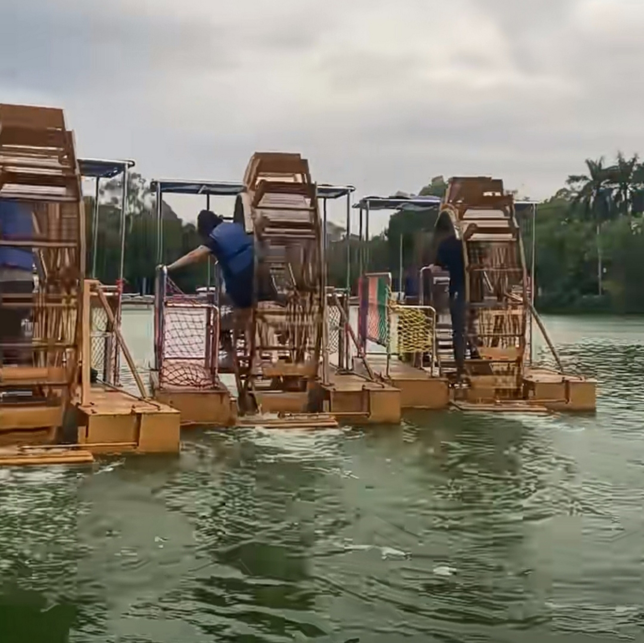 福州西湖公园的双人网红风车船还挺有意思,又能玩又能锻炼,可以说一举