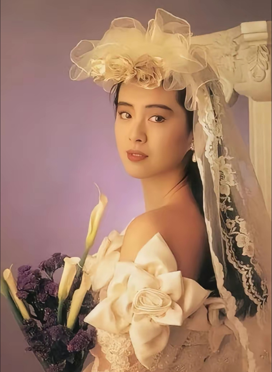 王祖贤婚纱造型,确实很灵动,头上戴花环很森系,眉目如画,那个年代的