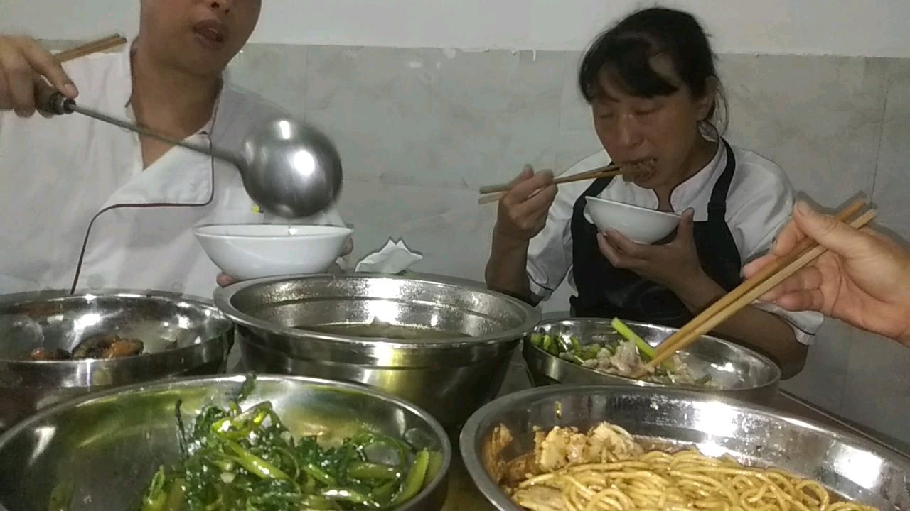 今日午餐:蒜泥白肉,蒜苔肉丝,毛哥老鸭汤,炒空心菜,红烧茄子
