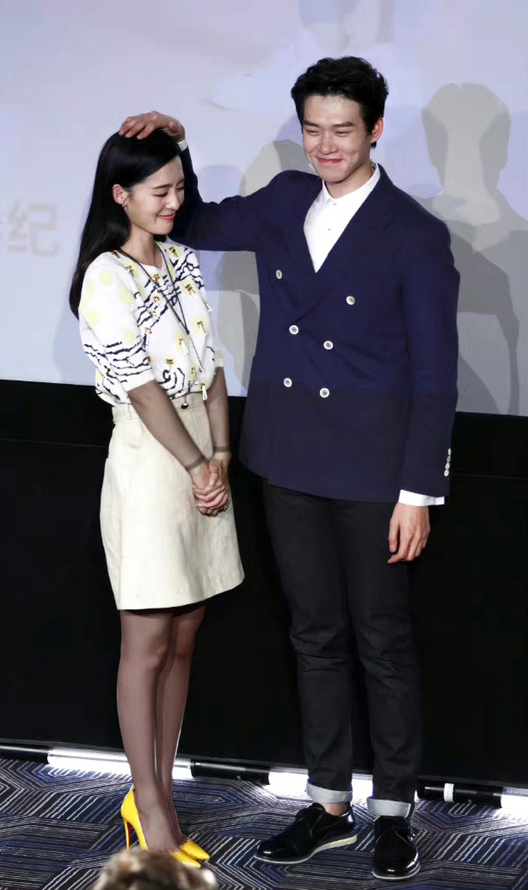 大勋心里那个美[你懂的]#我们都爱聊八卦# #魏大勋# #李沁