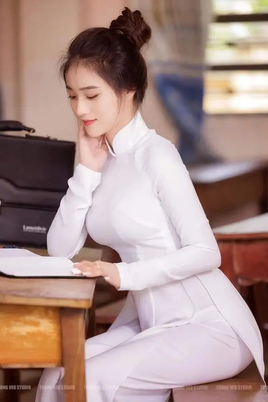 越南美女:身着奥黛,秀出好身材