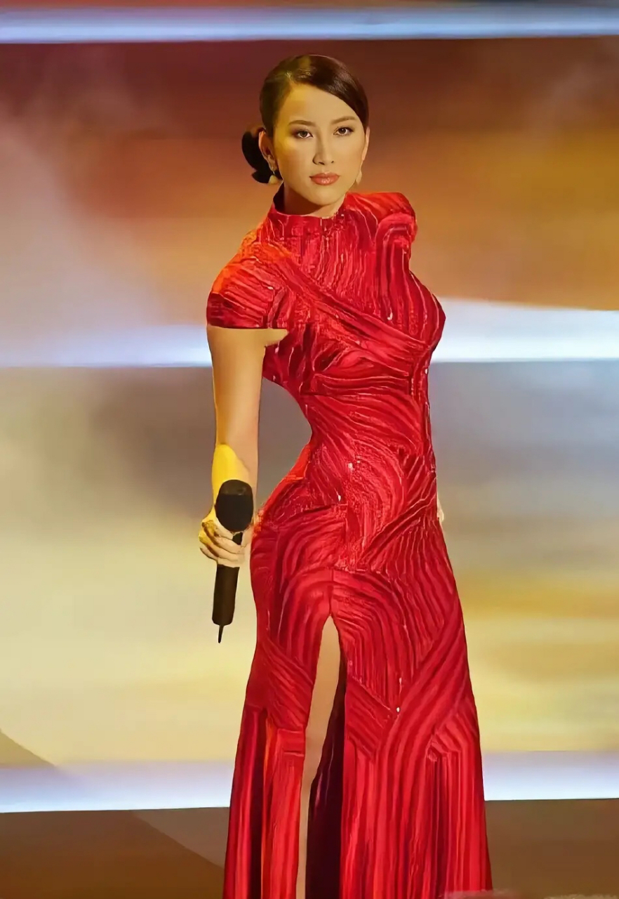 2001年,coco李玟特地染黑头发去奥斯卡颁奖礼唱《月光爱人》,穿红色