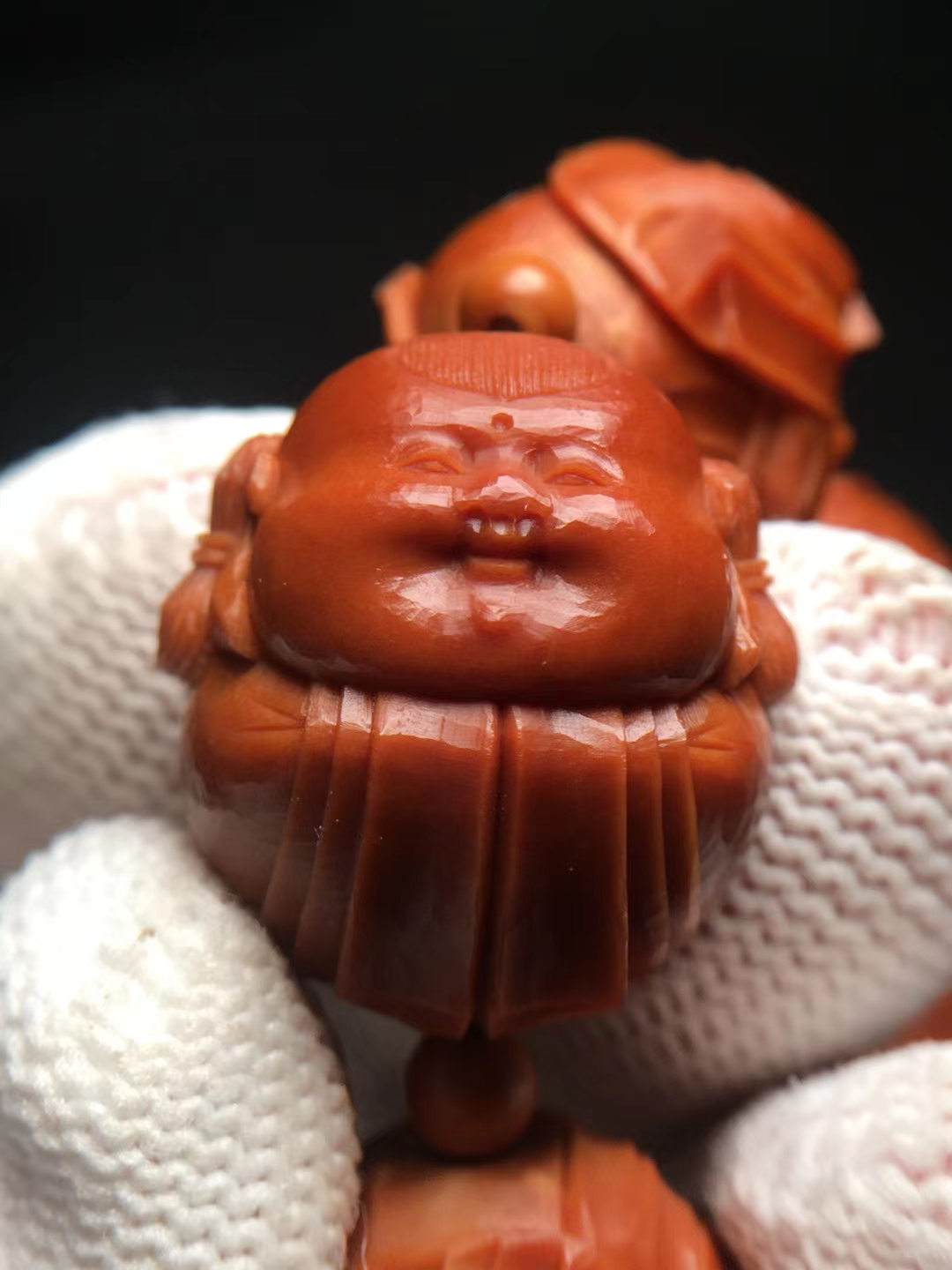 橄榄核雕十大名家排行—须兴根纯刀子老苏工